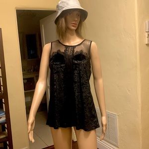 Beautiful velvet sleeveless blouse.